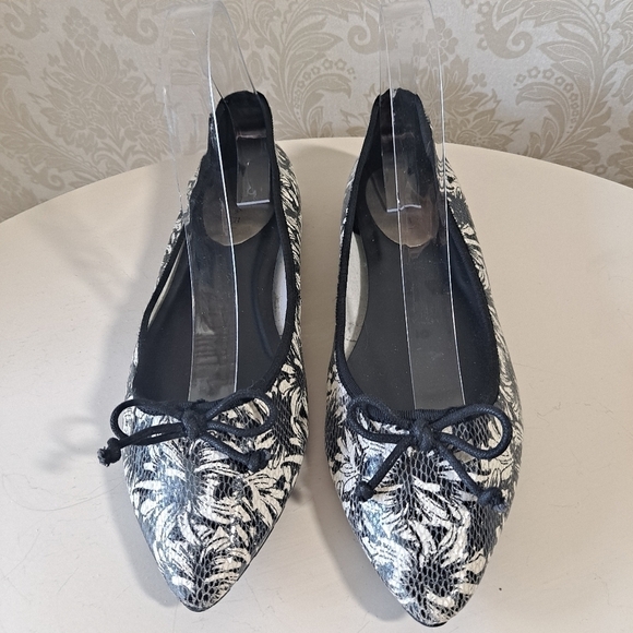 Tahari Blossom Size 9M Black/Cream Floral Pointed Toe Ballet Flats - Picture 1 of 12